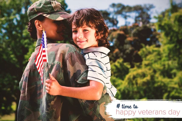 Niño con madre contra el logotipo para el día de los veteranos — Foto de Stock