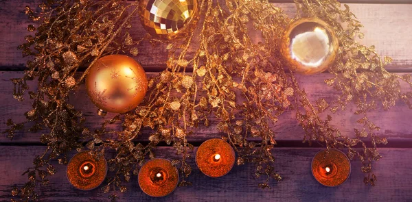 Золотое украшение на деревянной доске — стоковое фото