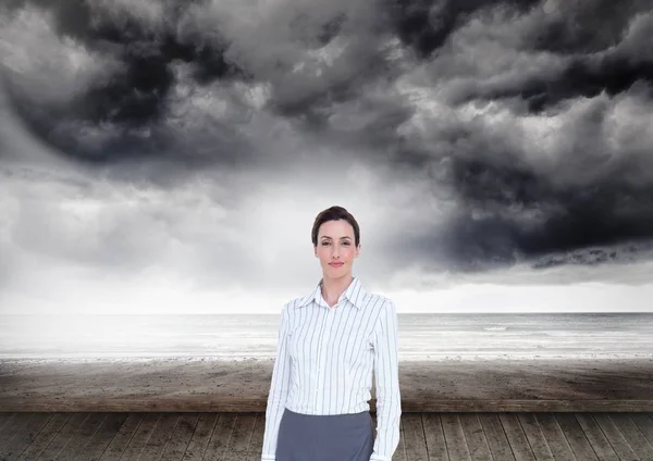 Mujer de negocios con nubes oscuras — Foto de Stock