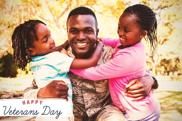 Familia feliz posando juntos — Foto de Stock