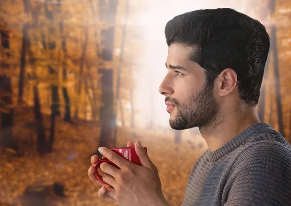 Homme en automne avec coupe en forêt — Photo