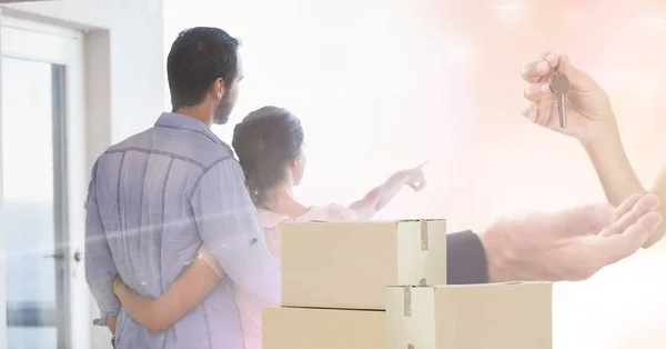 Люди переміщують коробки в новий будинок — стокове фото