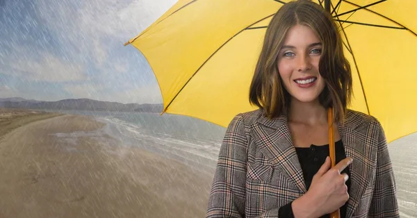 Vrouw met paraplu over strand — Stockfoto