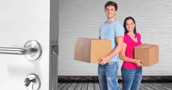 Människor som flyttar lådor till nytt hem — Stockfoto