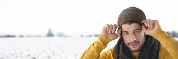 Homem usando chapéu e cachecol — Fotografia de Stock