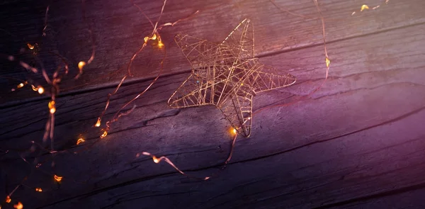 Star ahşap tahta üzerinde ışıklarla aydınlatılmış pirinç