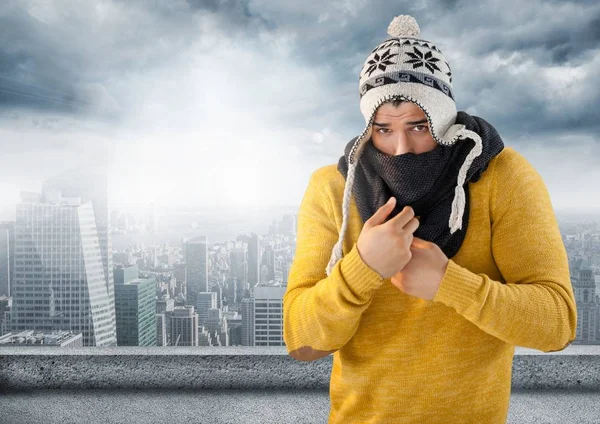 Man att hålla sig varm i mössa och halsduk i city — Stockfoto