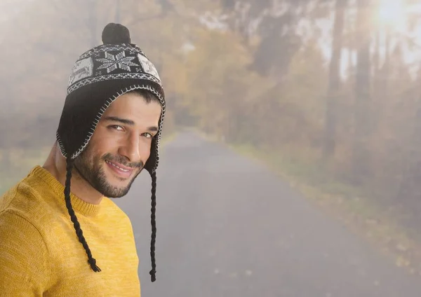 Man under hösten med hatt i skogen — Stockfoto