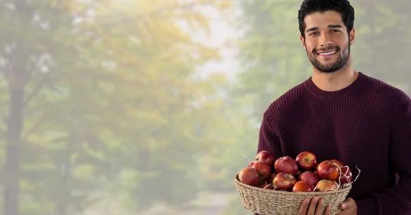 Mann im Herbst mit Korb voller Äpfel — Stockfoto