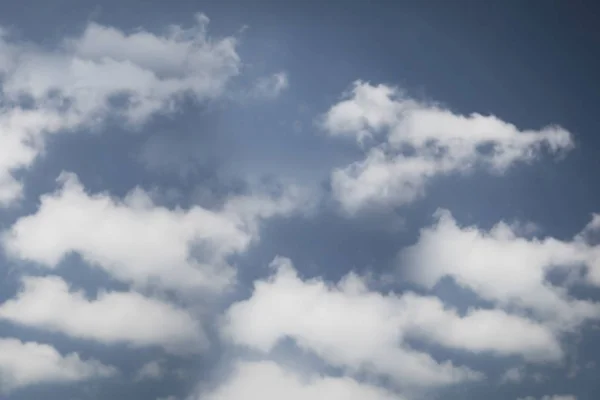 Σύννεφο στο γκρίζο ουρανό — Φωτογραφία Αρχείου