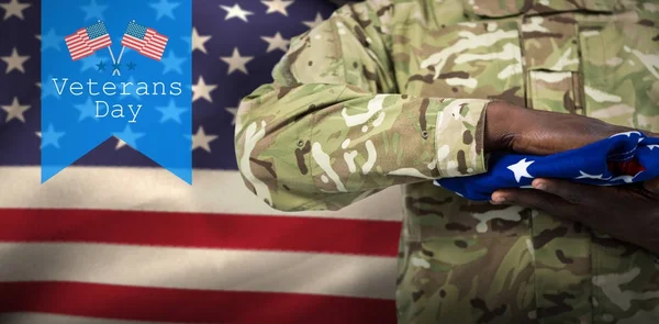 asker holding Amerikan bayrağı 