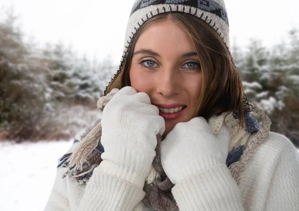 Frau mit Handschuhen und Mütze im Schneewald — Stockfoto