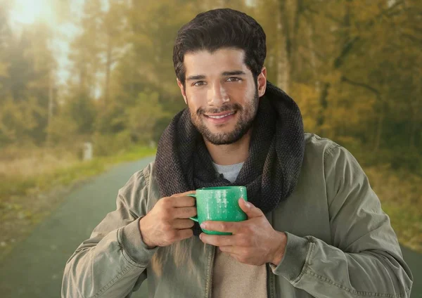 Sonbaharda adamla ormandaki Kupası