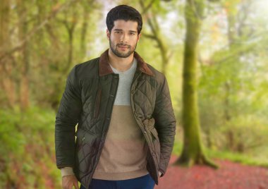 Ormandaki montlu sonbaharda adam