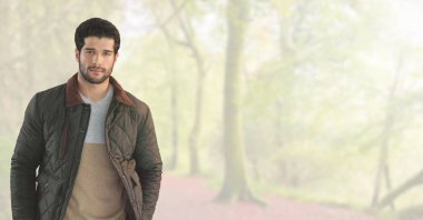 Sonbaharda adamla kat parlak ormandaki