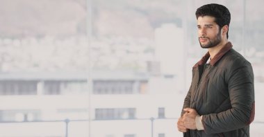 Ceket parlak şehir pencere tarafından adam