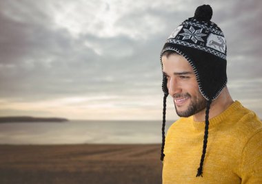 Deniz alana göre sıcak şapkalı adam