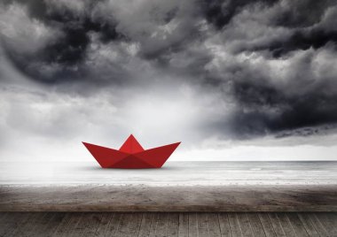 Kırmızı kağıt tekne Denizi