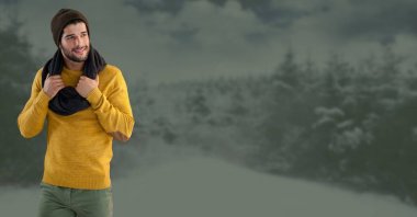 atkı ve şapka takan adam