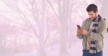 Sonbaharda adamla parlak ormandaki telefon