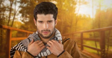 Sonbaharda adamla eşarp orman Park