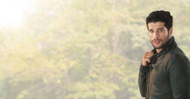 Sonbahar parlak ormanda poz içinde adam