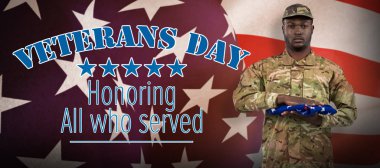  asker holding Amerikan bayrağı 