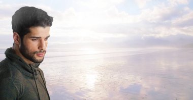 Duygusal adam parlak deniz tarafından