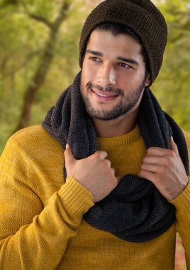 Adam sonbaharda şapka ve atkı ormandaki