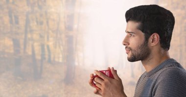 Sonbaharda adamla Kupası parlak ormandaki