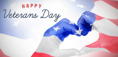 Ellerle kalp yapan kadın