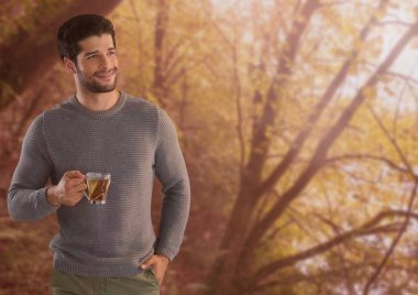 Sonbaharda adamla ormandaki Kupası