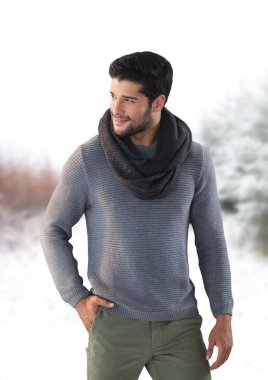 Eşarp kar ormandaki adam