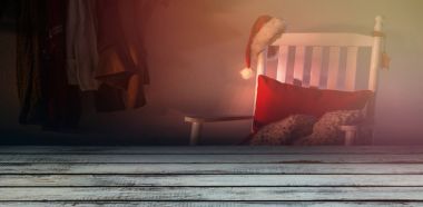Kırmızı yastık ve santa şapka ile ahşap sandalye