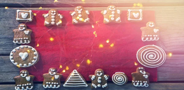 Kırmızı kumaş üzerine düzenlenmiş gingerbread çerezleri — Stok fotoğraf