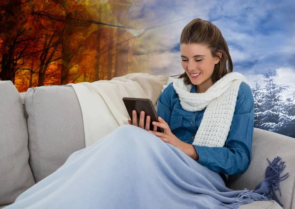 Frau im Herbst und Winter-Übergang — Stockfoto