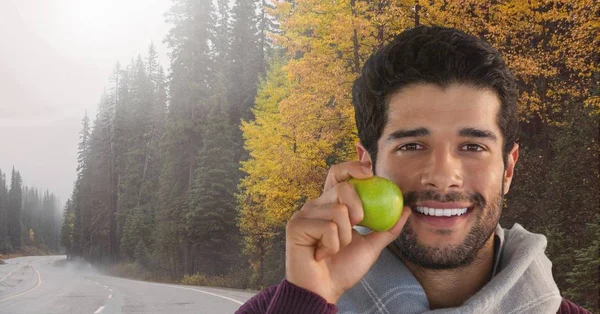 Hombre en otoño con manzana en el bosque —  Fotos de Stock