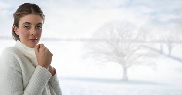 Donna in maglione caldo bianco — Foto Stock