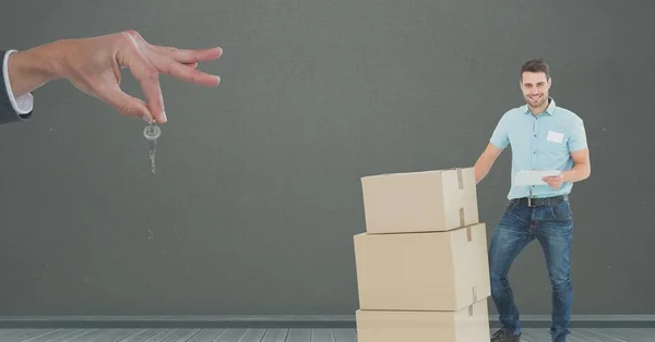 Mann zieht Kisten in neues Zuhause — Stockfoto