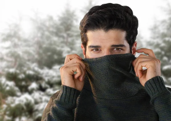 Uomo con maglione caldo nella foresta di neve — Foto Stock