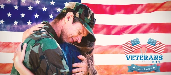 Amerikalı bir asker ortağı ile tekrar bir araya