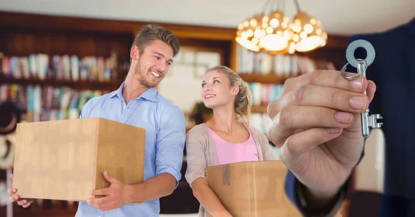 Pessoas mudando caixas para uma nova casa — Fotografia de Stock