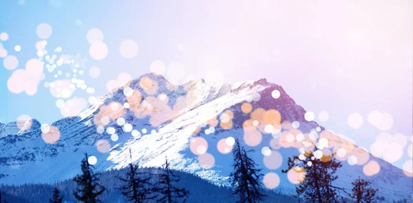 Snow covered mountains with bokeh in foreground — Stock Photo, Image