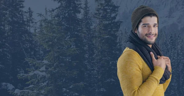 Uomo con cappello e sciarpa nella foresta di neve scura — Foto Stock