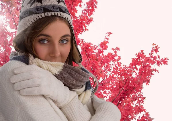 Frau im Herbst mit Mütze und Handschuhen — Stockfoto