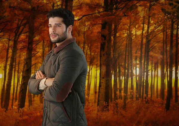 Ormandaki katlanmış silah ile sonbaharda adam