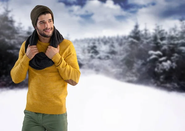 Uomo che indossa cappello e sciarpa nel paesaggio della neve — Foto Stock