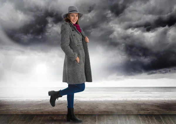 Frau mit Hut und warmer Kleidung — Stockfoto