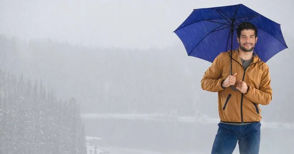 Uomo con ombrello sopra luminoso lago ghiacciato — Foto Stock