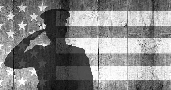 Veteranos día soldado en frente de la bandera — Foto de Stock